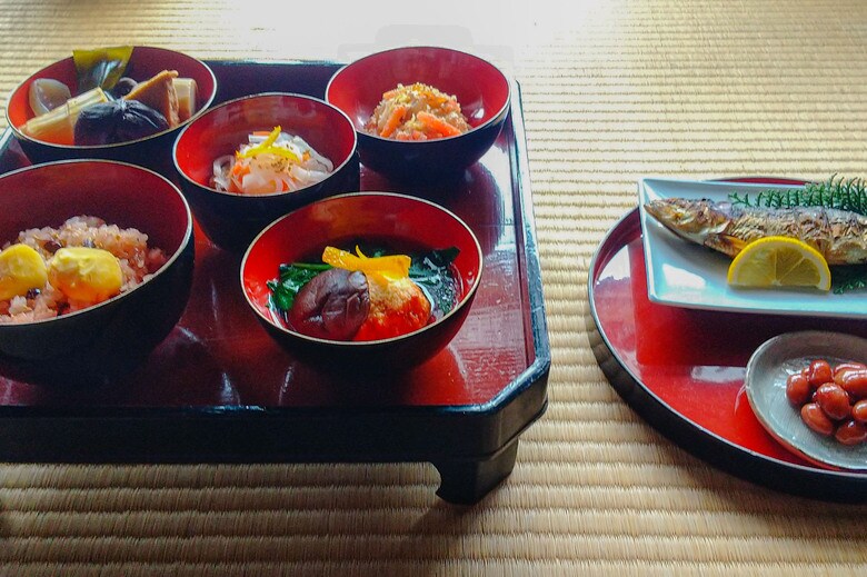 こちらが「年取り膳」。北海道だけでなく宮崎県などにも風習が残っている（出典：農林水産省Webサイトより）