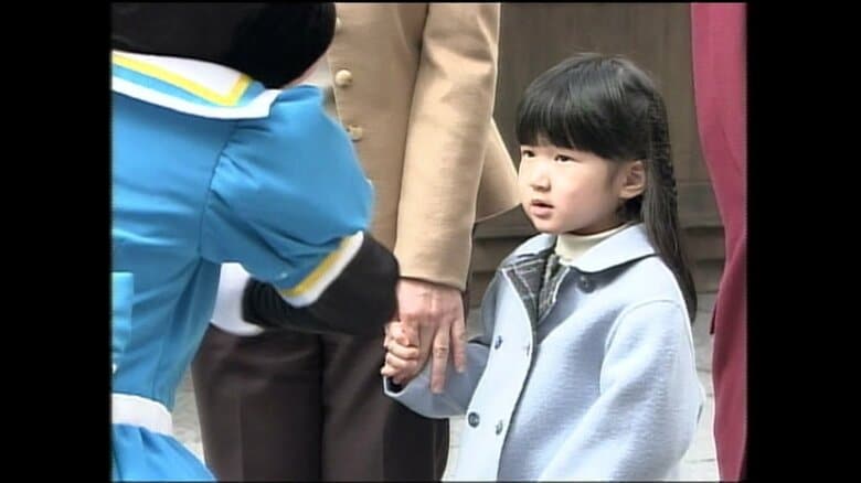 ディズニーキャラクターと触れ合う愛子さま