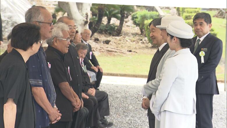 沖縄戦没者墓苑で遺族らと懇談された両陛下と愛子さま