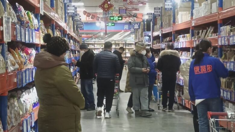 中国人で賑わうロシア食料品を扱うスーパー