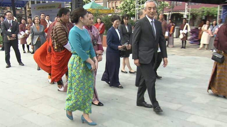 ブータン訪問の際にエメラルドグリーンの装いだった小室眞子さん　2017年6月