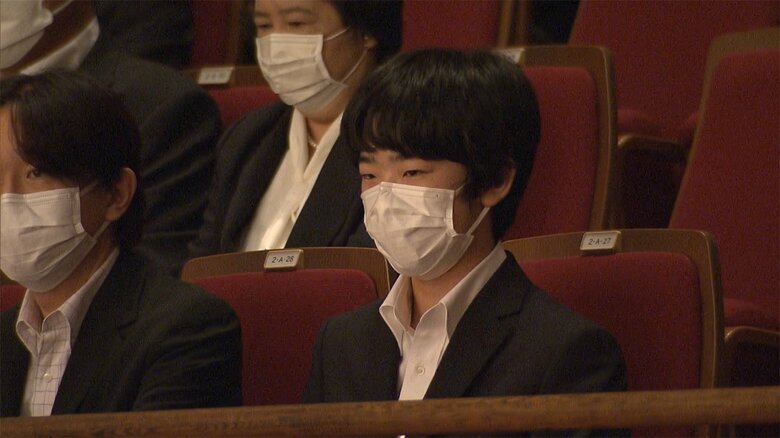 中野サンプラザで、軽音楽を鑑賞される秋篠宮ご夫妻と悠仁さま
