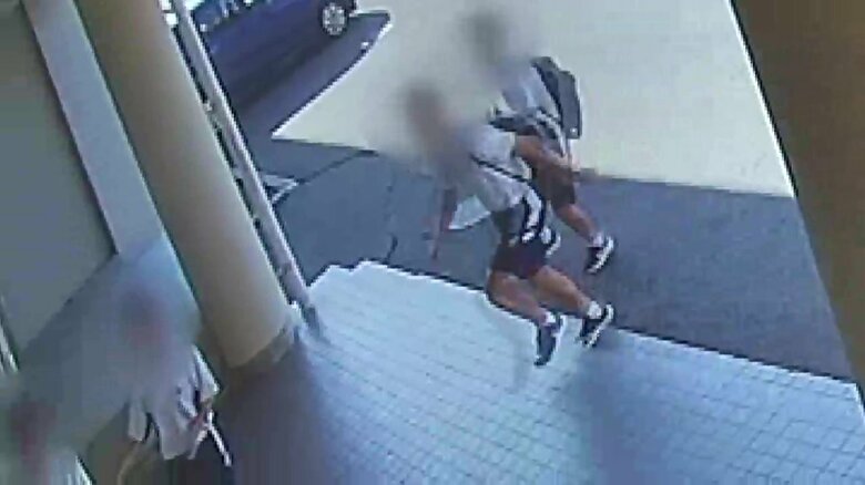 様子をうかがう生徒や玄関に逃げ込む生徒（一本木中学校防犯カメラ）