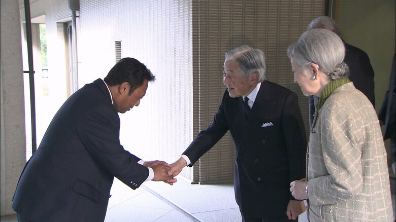 大統領を見送られる両陛下