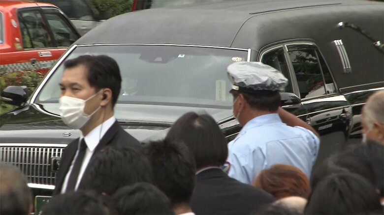 自民党前では党役員･職員らが、故人を待ち受けた