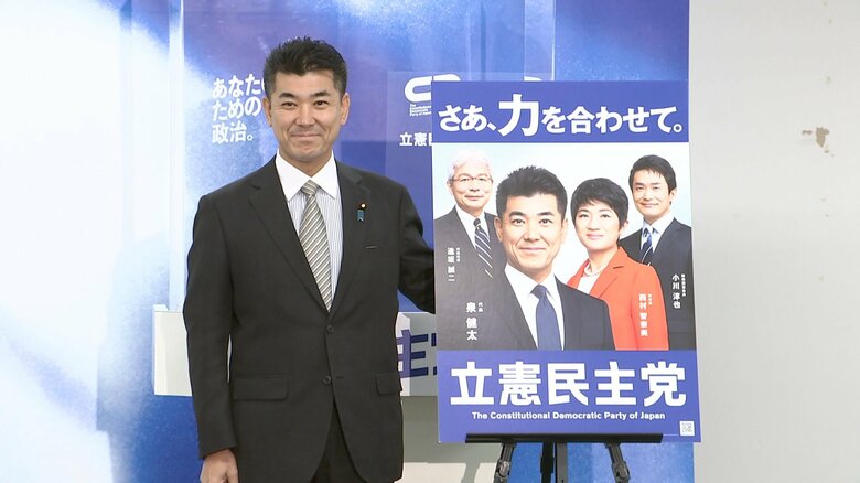 新しいポスターを発表する立憲民主党･泉代表　(24日）