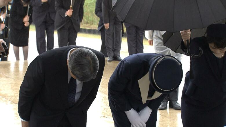 硫黄島戦没者の碑（天山慰霊碑）で拝礼される両陛下