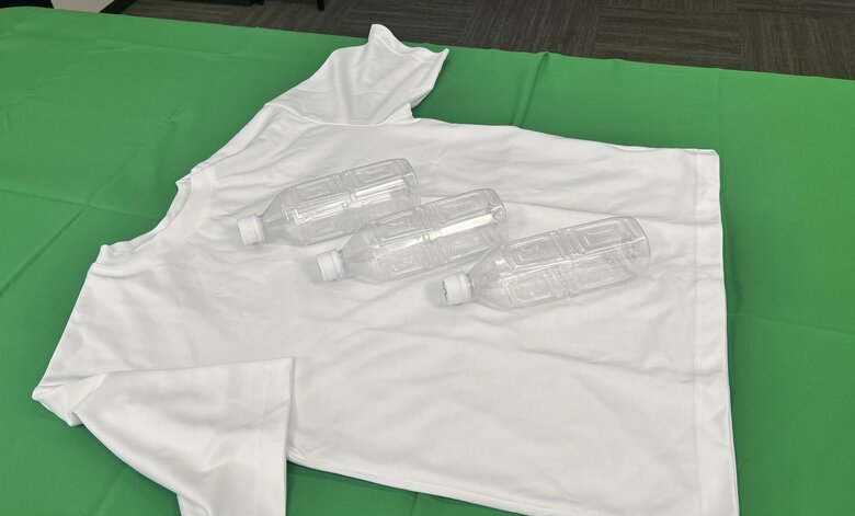 Ｔシャツとペットボトルで浮力を確保（特集班撮影）