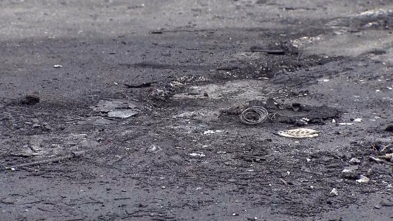 現場の駐車場には車両火災の跡が･･･