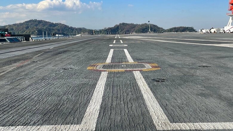 甲板はまるで空港の滑走路。全く揺れを感じず、海上だと忘れるほど