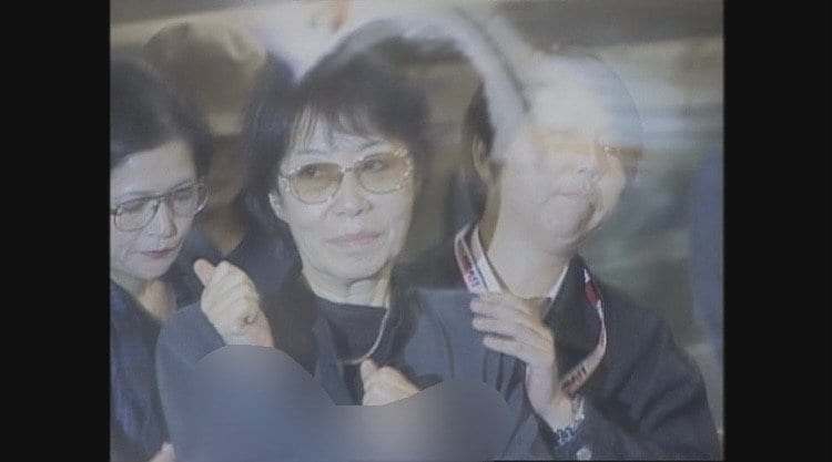 逮捕後、東京に移送される重信元最高幹部(2000年)