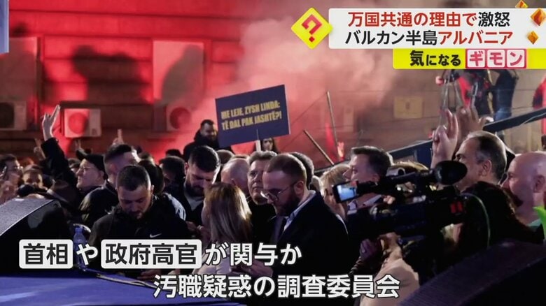 デモに参加する野党支持者と報道するメディア