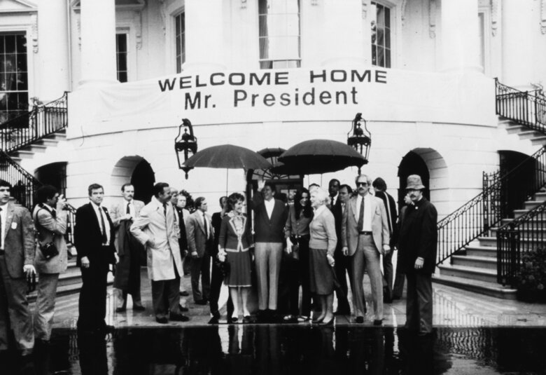 退院し、ホワイトハウスに戻ったレーガン大統領（1981年4月11日／写真：ゲッティ）