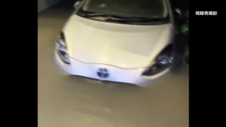 近くの住宅で車が水没