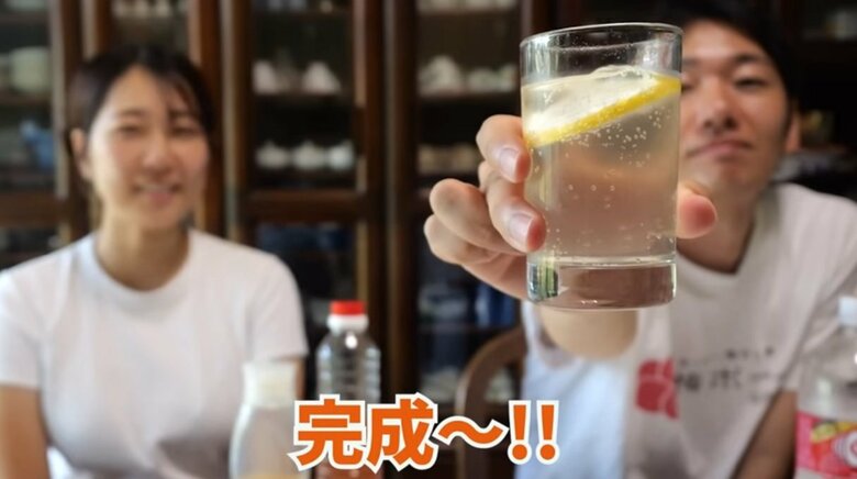 レモンを浮かべて見た目もさわやか「梅酢レモンソーダ」