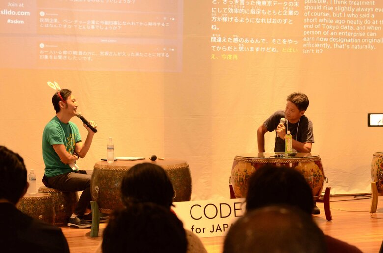 元ヤフージャパン社長の東京都宮坂副知事（右）と