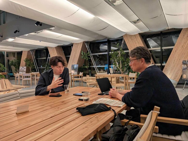 阿曽沼さん「地域だからこその機動力を活かす」（右は筆者）