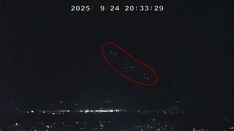 白く光る玉も複数個列をなしてゆっくりと移動