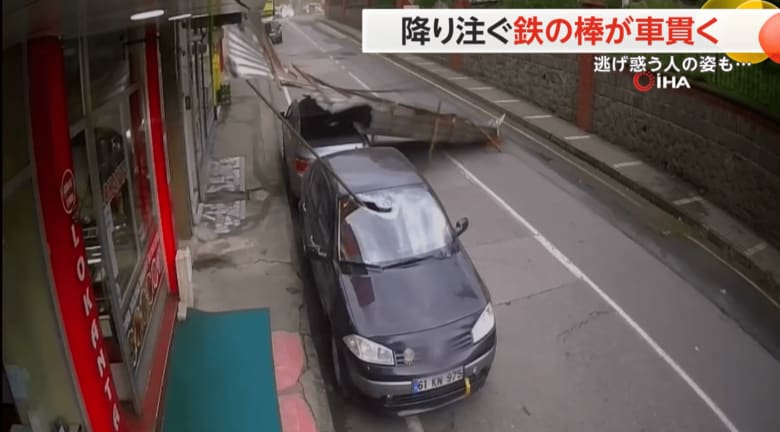 鉄の棒が停車している車に突き刺さる瞬間⑦