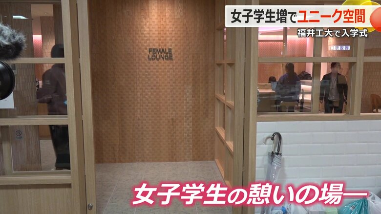 ラウンジの入り口にはセキュリティーシステムが
