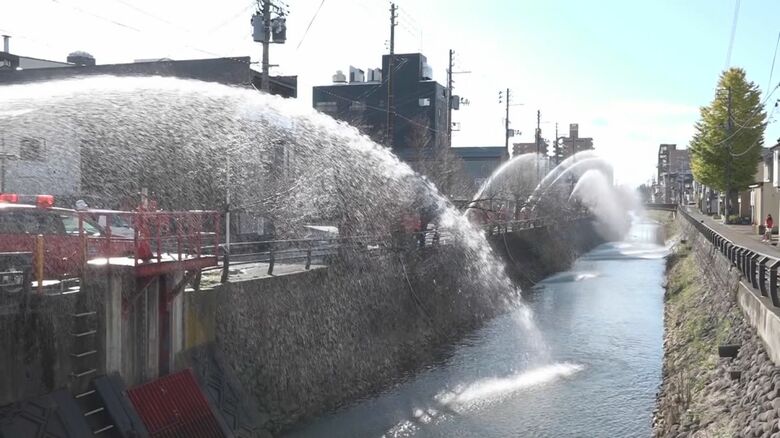 消防による放水訓練