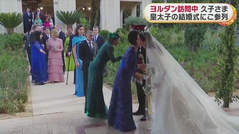 式後、皇太子夫妻に挨拶される久子さまと承子さま