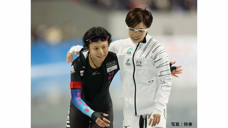 女子500メートルを滑り終え、高木美帆（左）と健闘をたたえ合う小平＝22日、長野・エムウエーブ　