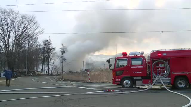発生から２５時間後に鎮火　白石市で住宅とスクラップが全焼　鉄パイプ切断中の火花が燃え移ったか〈宮城〉