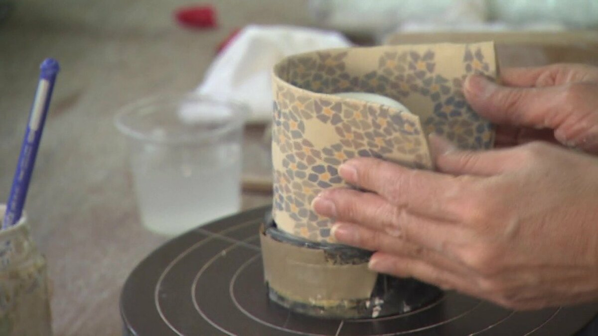 色つき粘土が織りなす美…焼き物の表と裏を同じ模様に仕上げる「練上げ