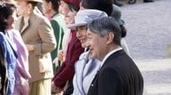 秋の園遊会 天皇皇后両陛下、愛子さまが武豊さん夫妻ら参加者とご歓談 愛子さまがレースについて熱心にお尋ねになる場面も