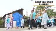 地震の爪痕残る輪島の町を神輿が行く　曳山なしでも続く春祭りの意地