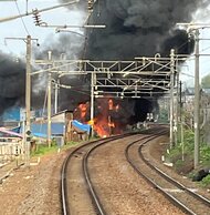 「漁師の番屋が燃えている」線路沿いの建物や船などが激しく燃える火事…快速列車など38本が運休、現場に停車したままの列車も＿JR函館線の手稲～小樽駅間・上下線が終日運転見合わせに＜北海道小樽市＞