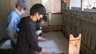 “丸森和紙”の卒業証書作り 紙すき作業に挑戦〈宮城・丸森町〉