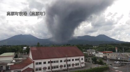黒い噴煙が情報カメラに迫る　霧島連山・新燃岳が7年ぶり噴火　噴煙は500メートル以上あがり宮崎県側に流れる