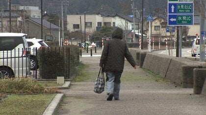 断水解消発表後も給水所へ…自宅敷地内の水道管が破損「住み慣れた家を離れたくない」傾いた自宅に住み続ける女性