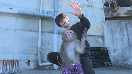 相棒のサルと移住した県内唯一の「猿回し師」　寝起きも一緒で苦楽を共に4年半【長野発】