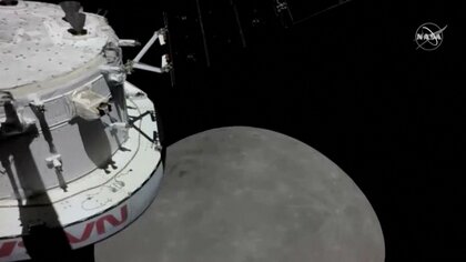 新型宇宙船「オリオン」月に最接近　上空130キロ通過　NASA発表