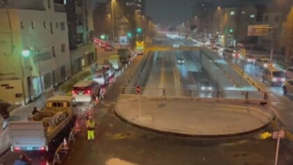 大雪警報が帰宅の足を直撃…立川駅では“行き場”探す男性の姿も　高速道路「予防的通行止め」で渋滞発生