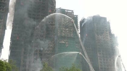 香港の高層住宅火災で工事業者3人を逮捕…改修工事で被害拡大か　44人死亡、279人と連絡取れず