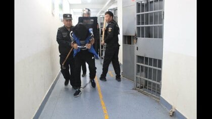 「逃げたら射殺せよ」ウイグル収容施設･内部資料を公開　手錠･足かせ、発言記録も