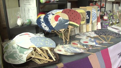 レモンやスイカ柄も！外国人観光客には富士山が人気　日本三大和紙「越前和紙」で“やわらかい風”のうちわ【福井発】
