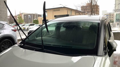 車のワイパー上げるメリットとは!? 本格的な降雪シーズン… 大雪時には故障につながる場合も