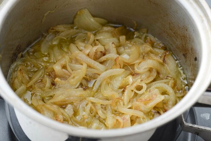 玉ねぎはしんなりするまで炒める(『史上最高!おうちイタリアン』(講談社)から抜粋)