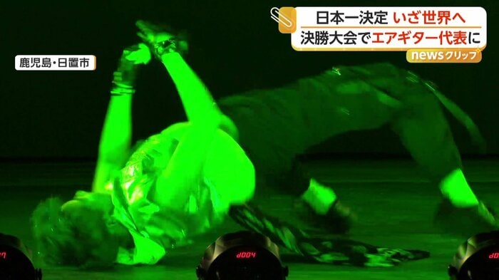 激しいパフォーマンスを披露するエアギタリスト