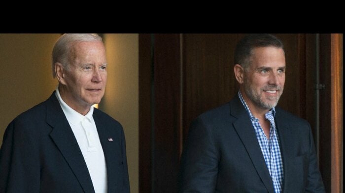 バイデン大統領と次男ハンター氏(右)