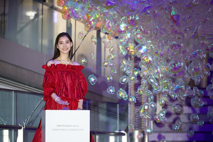 クリスマスイルミネーションの点灯ボタンを押す新木優子