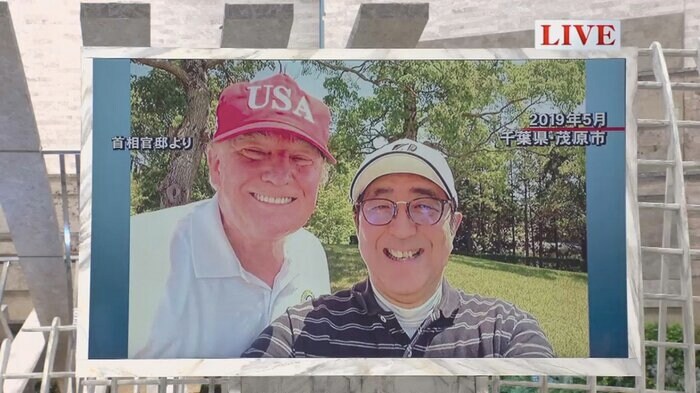 ドナルド・トランプ米前大統領(左)、安倍晋三 前首相