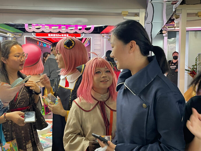 イベントにはコスプレ姿の若者も