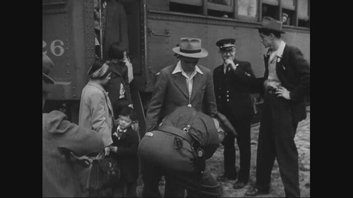 強制収容所へ送られる日系人 (Courtesy: National Archives and Records Administration)