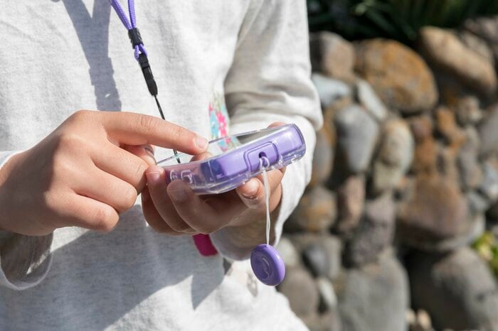 スマホが一般的になる前までは最初の選択肢だった子ども向けの携帯電話(画像:イメージ)